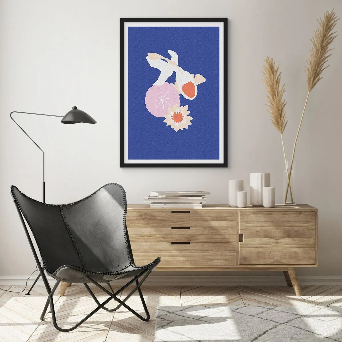 Poszter fehér keretben - Koi hal, virágokkal körülvéve, intenzív háttér előtt - 50x70cm - Virágok és bimbók kompozíciója - Modern fali dekoráció nappalihoz és hálószobához ARTTOR