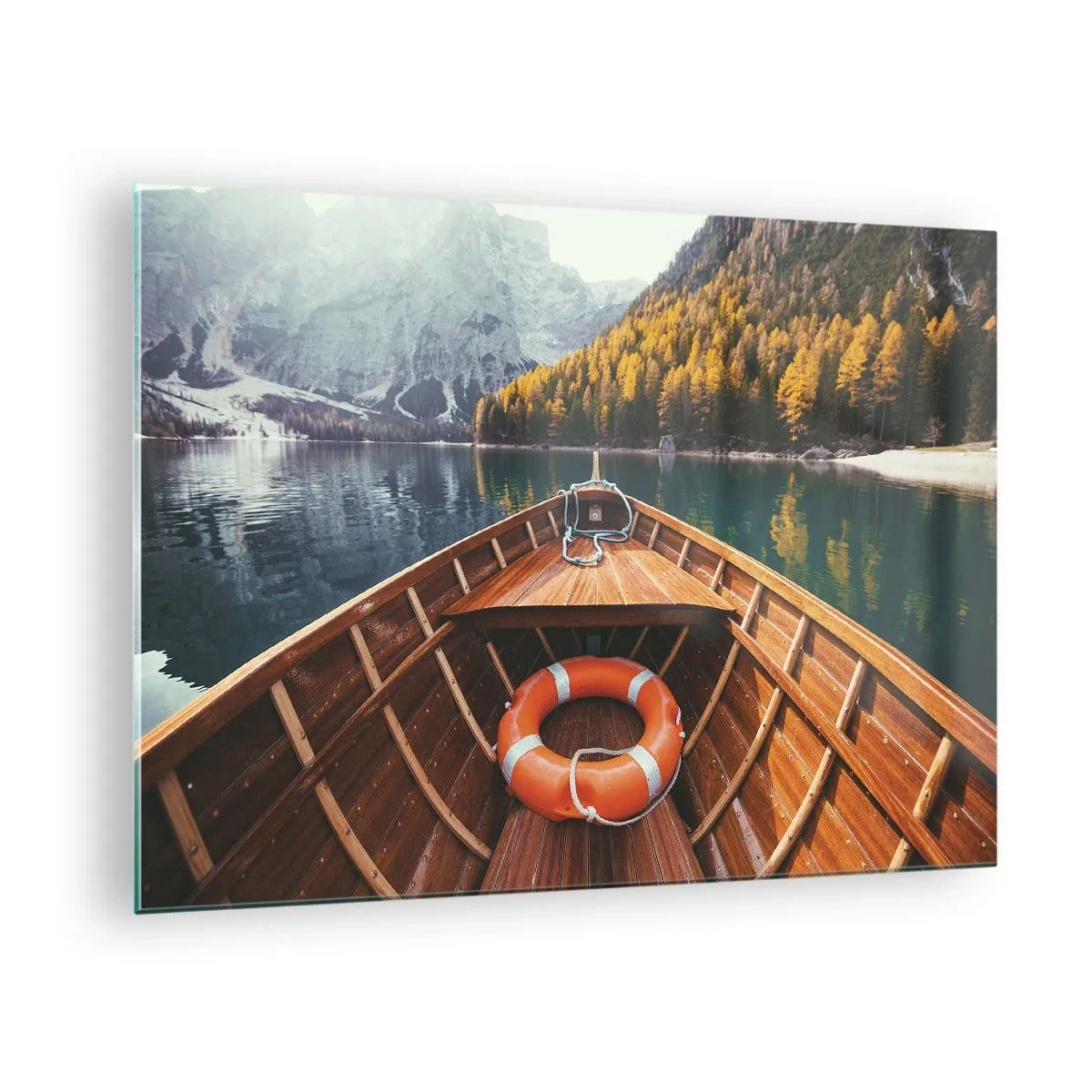 Üveg kép - Kilátás egy hegyi tóra és egy őszi erdőre egy fa csónakból - 70x50cm - Hegyi kirándulás - Modern fali dekoráció nappalihoz és hálószobához ARTTOR