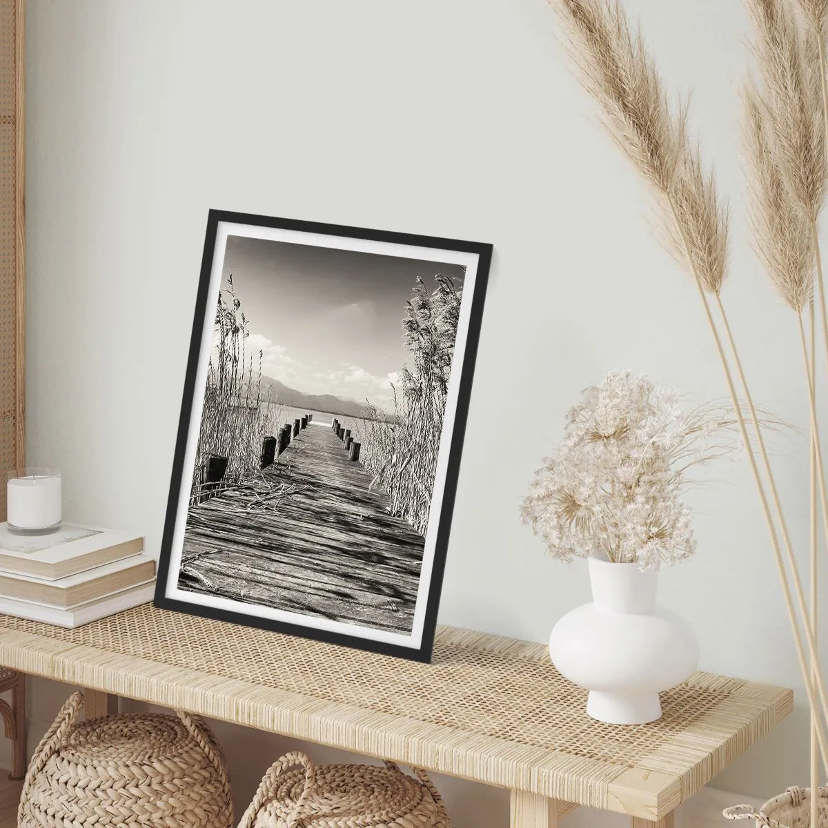 Poszter fehér keretben - Egy fahíd a nádasok között egy szépiaszínű tó felett - 50x70cm - A fű csendjében - Modern fali dekoráció nappalihoz és hálószobához ARTTOR