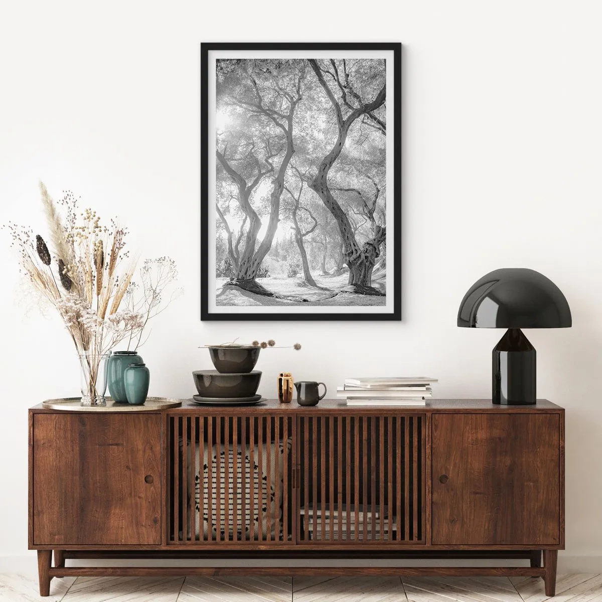 Poszter fehér keretben - Fekete-fehér fénykép kanyargós fákról a napfényben - 50x70cm - Egy olajfaligetben - Modern fali dekoráció nappalihoz és hálószobához ARTTOR
