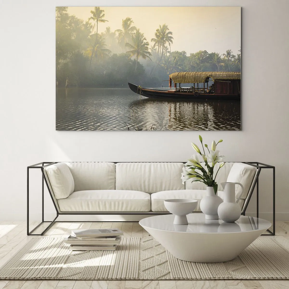 Üveg kép - Egy hajó egy nyugodt folyón, pálmafákkal körülvéve reggel - 70x50cm - Ház a folyón - Modern fali dekoráció nappalihoz és hálószobához ARTTOR