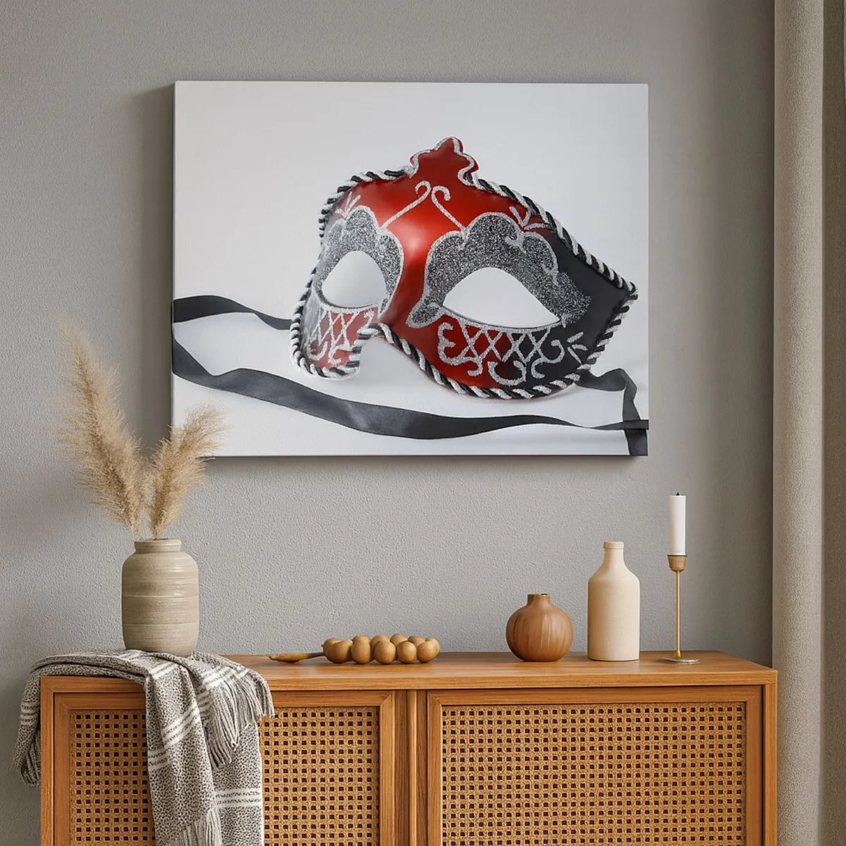 Vászonkép - Piros karneváli maszk világos háttérrel - 70x50cm - Meghívó a bálba - Modern fali dekoráció nappalihoz és hálószobához ARTTOR