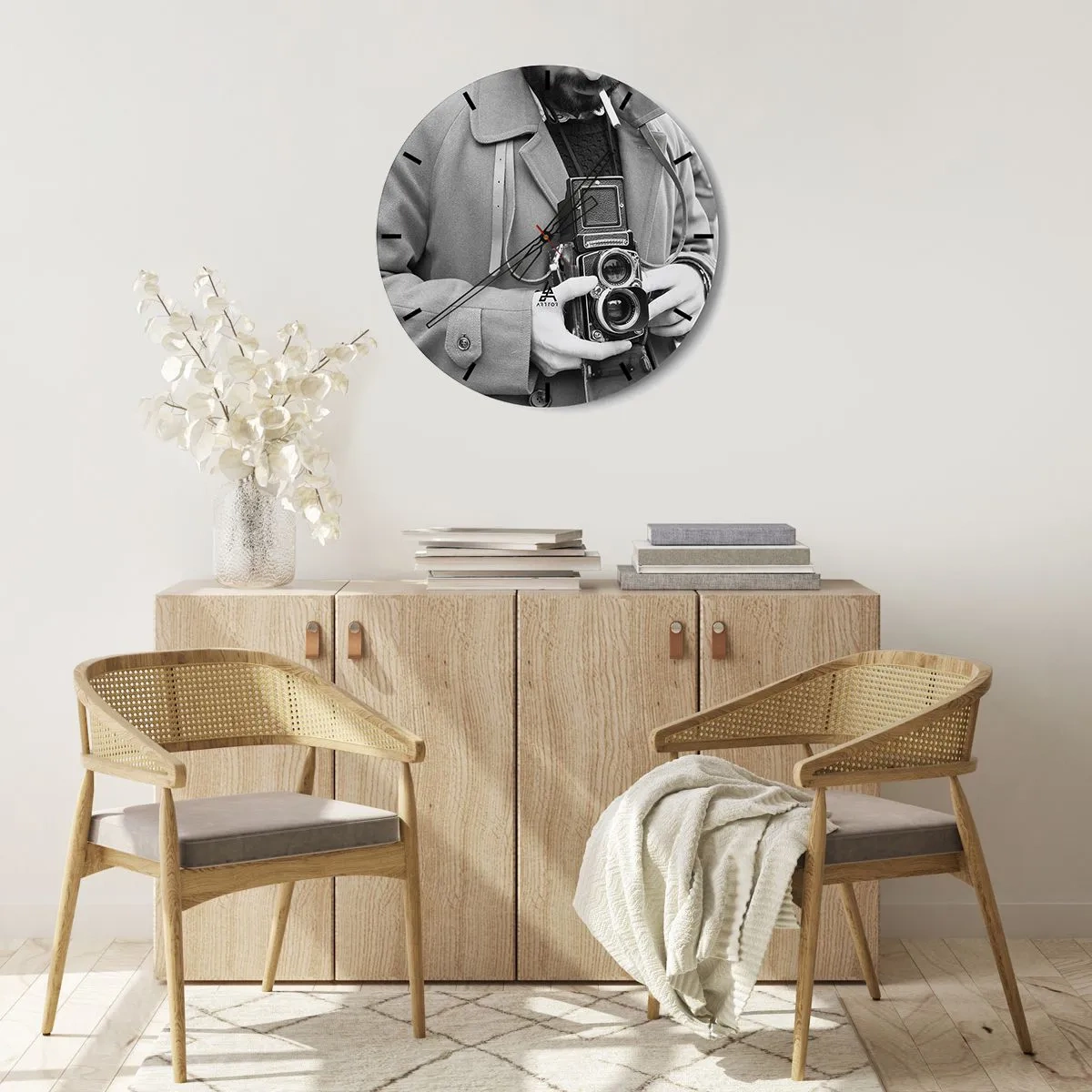 Falióra, Óra - Férfi retro analóg kamerával - 30x30cm - Retro stílusban - Modern fali dekoráció nappalihoz, konyhához és hálószobához ARTTOR