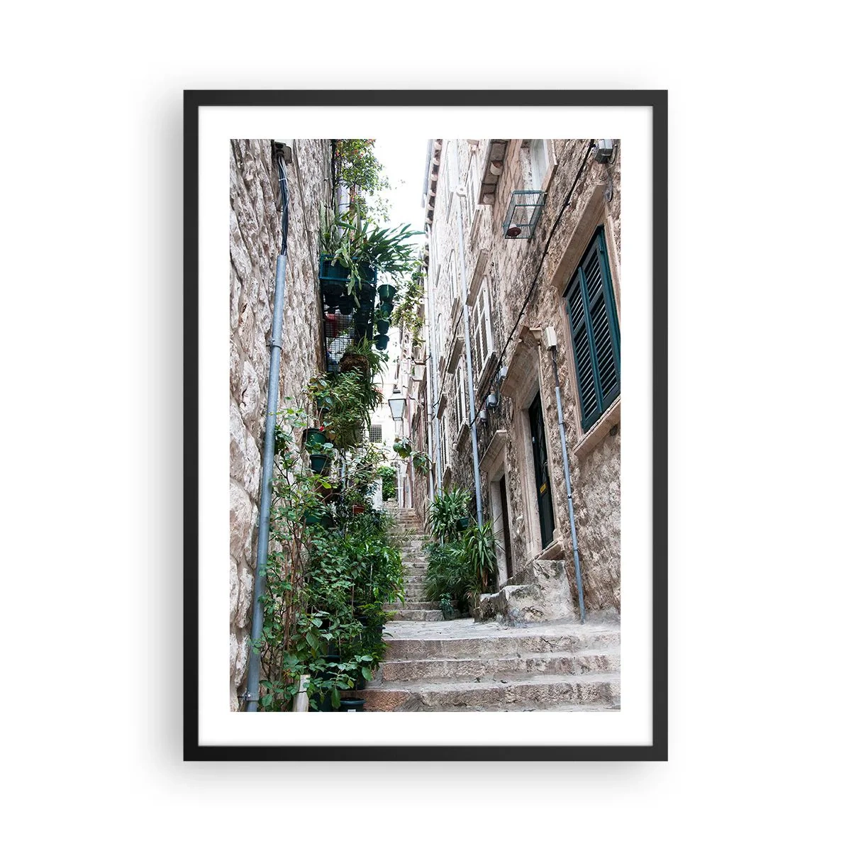 Poszter fehér keretben - Egy köves utca buja növényzettel és lépcsőkkel - 50x70cm - Régi város bája - Modern fali dekoráció nappalihoz és hálószobához ARTTOR