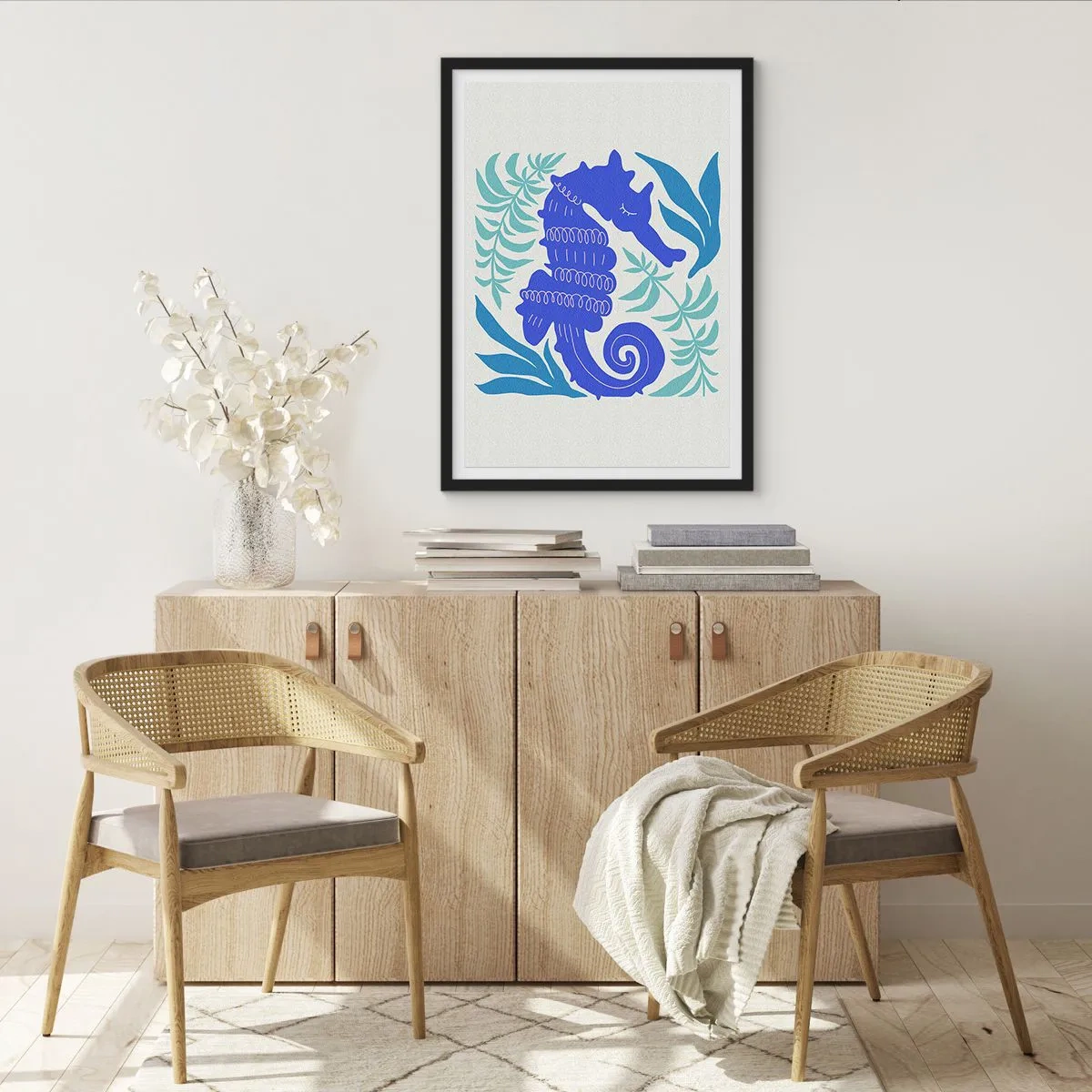 Poszter fehér keretben - Egy stilizált csikóhal, növényzettel körülvéve. - 50x70cm - Egy víz alatti réten - Modern fali dekoráció nappalihoz és hálószobához ARTTOR