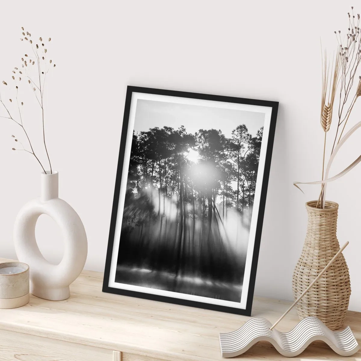 Poszter fehér keretben - Fekete-fehér erdei jelenet napsugarakkal a ködben - 50x70cm - Megállíthatatlan nap - Modern fali dekoráció nappalihoz és hálószobához ARTTOR