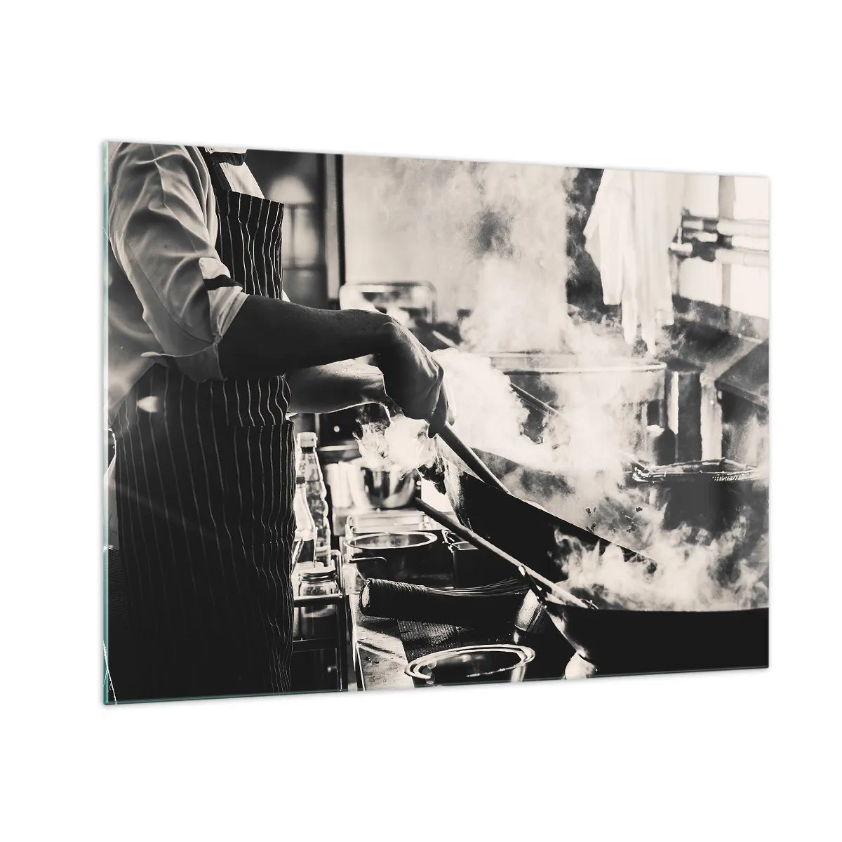 Üveg kép - Egy szakács serpenyővel dolgozik egy gőzzel teli konyhában - 70x50cm - Az ízek alkímiája - Modern fali dekoráció nappalihoz és hálószobához ARTTOR