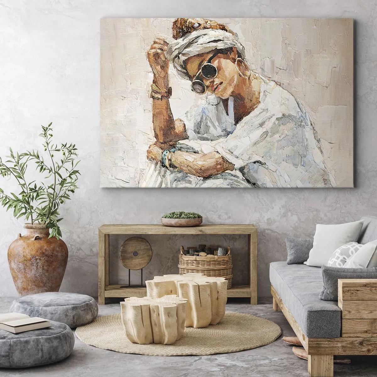 Vászonkép - Napszemüveget viselő nő portréja világos falnak támaszkodva - 70x50cm - Portré teljes napfényben - Modern fali dekoráció nappalihoz és hálószobához ARTTOR