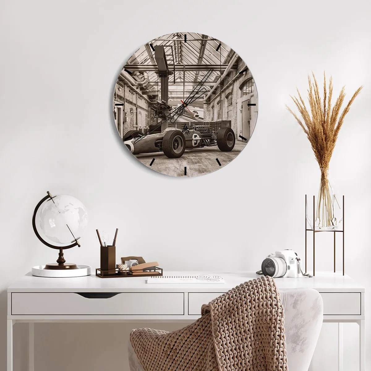 Falióra, Óra - Egy klasszikus versenyautó egy régi ipari csarnokban - 30x30cm - A győztes pihenője - Modern fali dekoráció nappalihoz, konyhához és hálószobához ARTTOR
