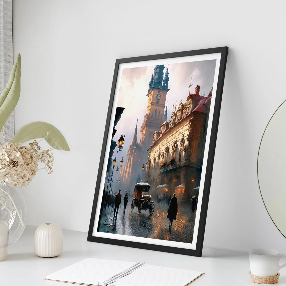 Poszter fehér keretben - Történelmi város alkonyatkor egy történelmi járművel - 50x70cm - Egy prágai este varázsa - Modern fali dekoráció nappalihoz és hálószobához ARTTOR