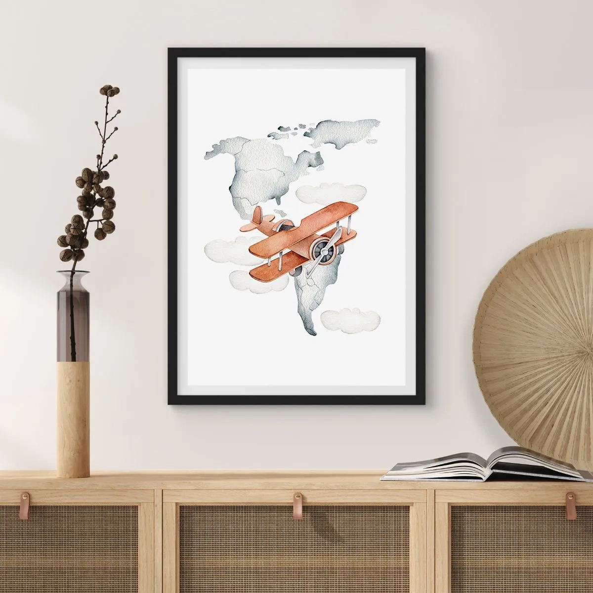 Poszter fehér keretben - Egy kétfedelű repülőgép egy világtérkép felett a felhőkben - 50x70cm - Úttörő szellemben - Modern fali dekoráció nappalihoz és hálószobához ARTTOR