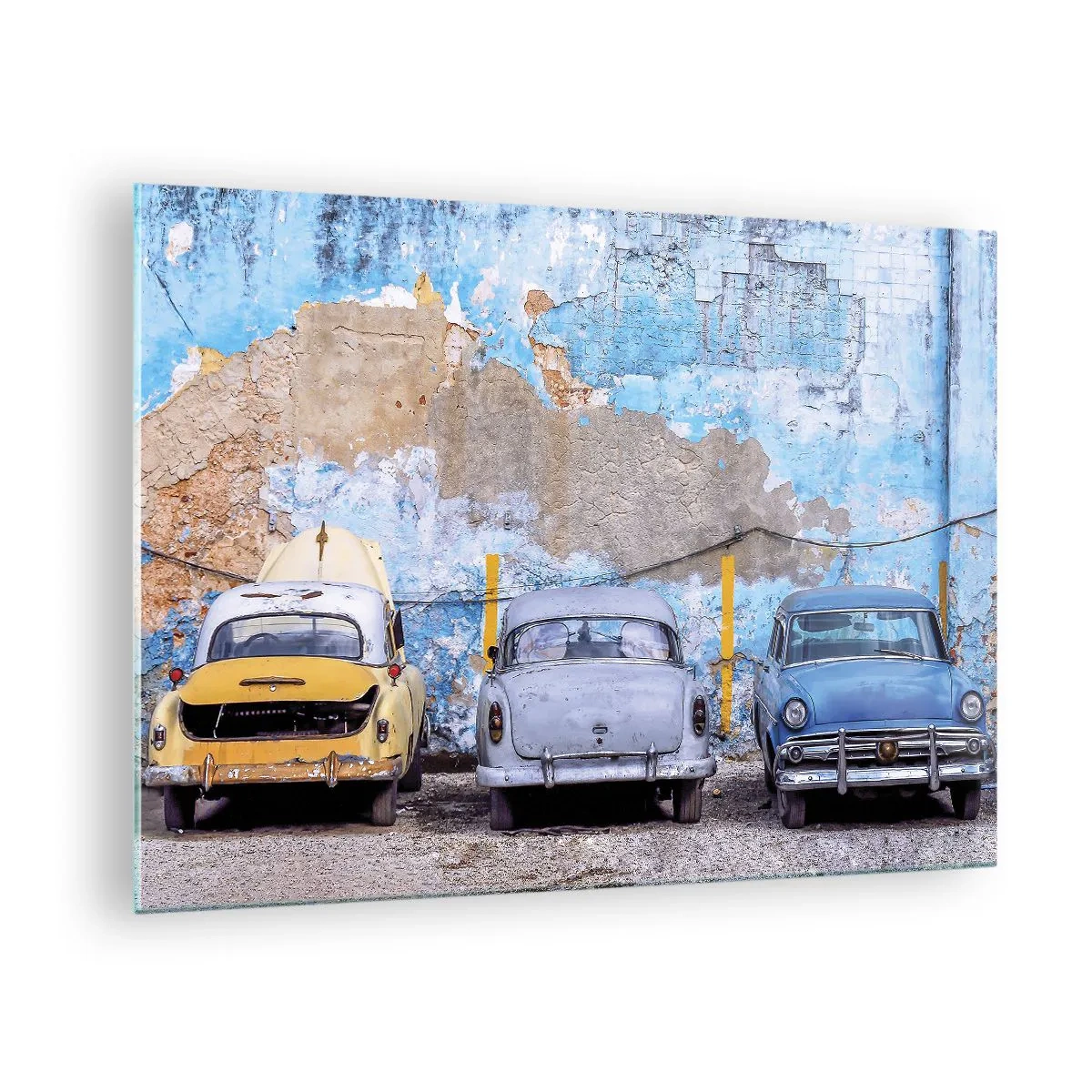 Üveg kép - Veterán autók egy romos fal hátterében - 70x50cm - Veteránok találkozása - Modern fali dekoráció nappalihoz és hálószobához ARTTOR