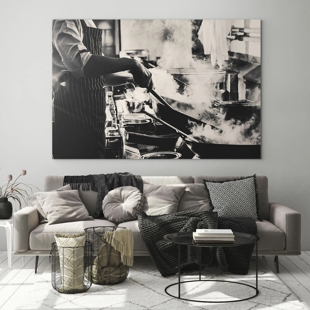 Üveg kép - Egy szakács serpenyővel dolgozik egy gőzzel teli konyhában - 70x50cm - Az ízek alkímiája - Modern fali dekoráció nappalihoz és hálószobához ARTTOR