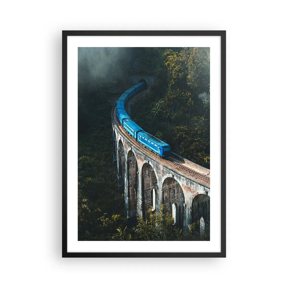 Poszter fehér keretben - Egy kék vonat halad át egy festői viadukton - 50x70cm - Vonzódás a természethez - Modern fali dekoráció nappalihoz és hálószobához ARTTOR