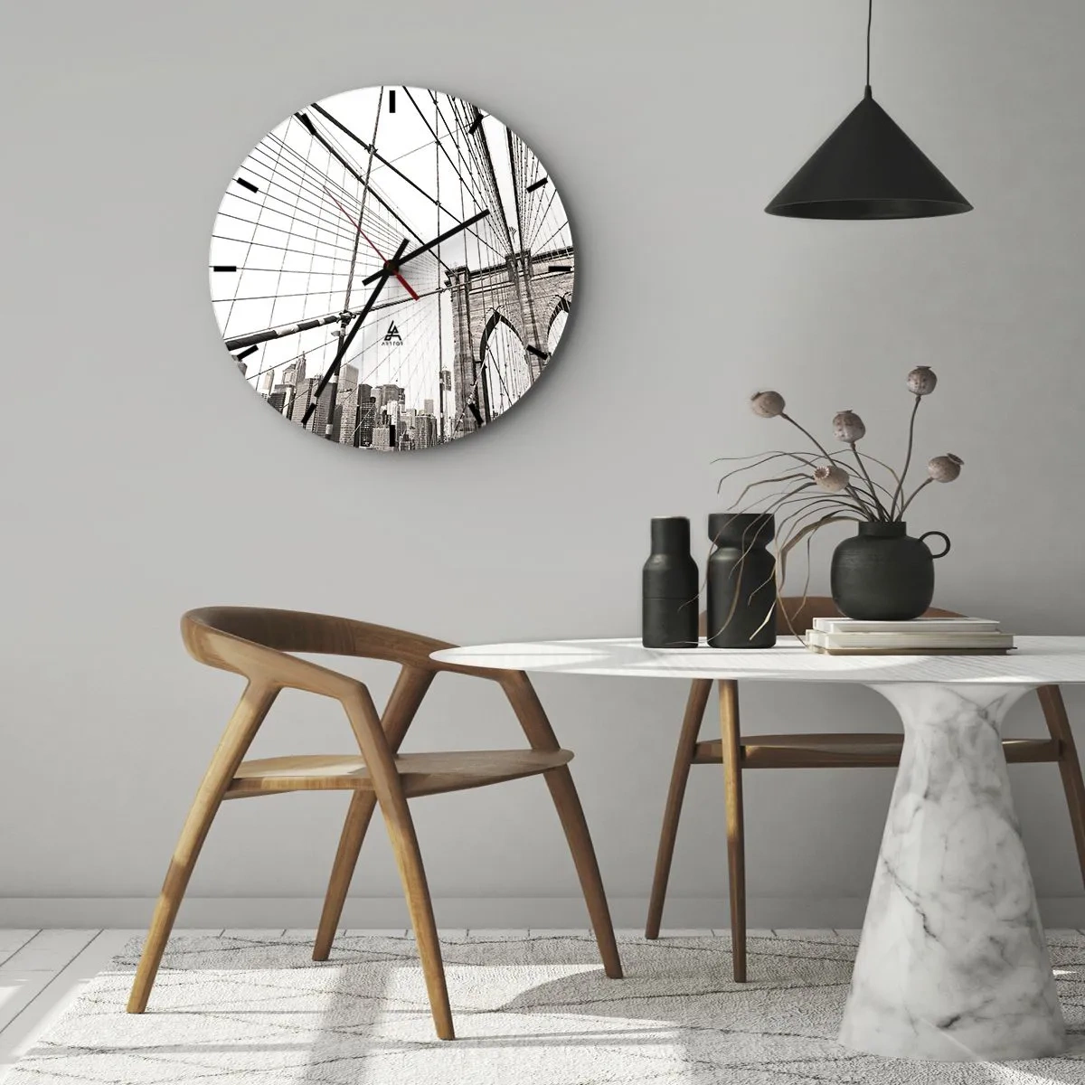 Falióra, Óra - Egy kötélhíd felvétele, a háttérben a város látképével, szürke árnyalatokban. - 30x30cm - New York-i katedrális - Modern fali dekoráció nappalihoz, konyhához és hálószobához ARTTOR