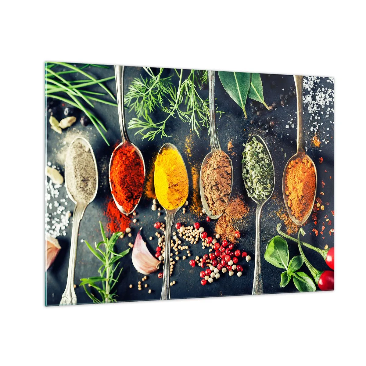 Üveg kép - Színes fűszerek kanalakban, friss fűszernövényekkel és zöldségekkel körülvéve - 70x50cm - Kulináris varázslat - Modern fali dekoráció nappalihoz és hálószobához ARTTOR