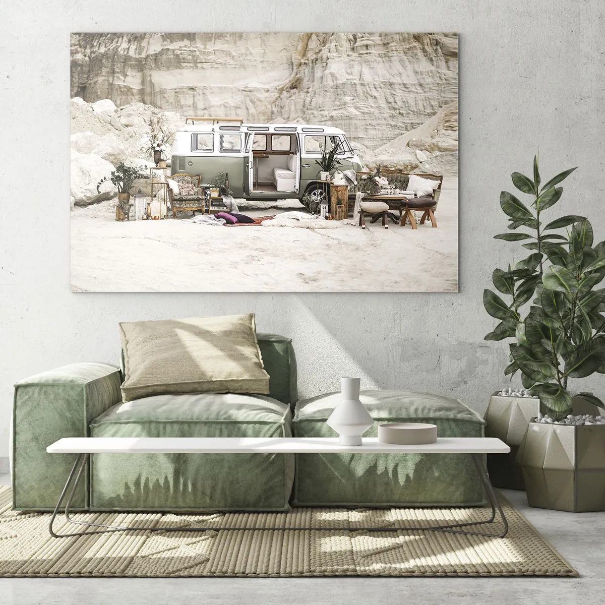Üveg kép - Lakóautó belső tere sivatagi környezetben, bohém és természeti elemekkel. - 70x50cm - Ideje elkezdeni az utazást - Modern fali dekoráció nappalihoz és hálószobához ARTTOR
