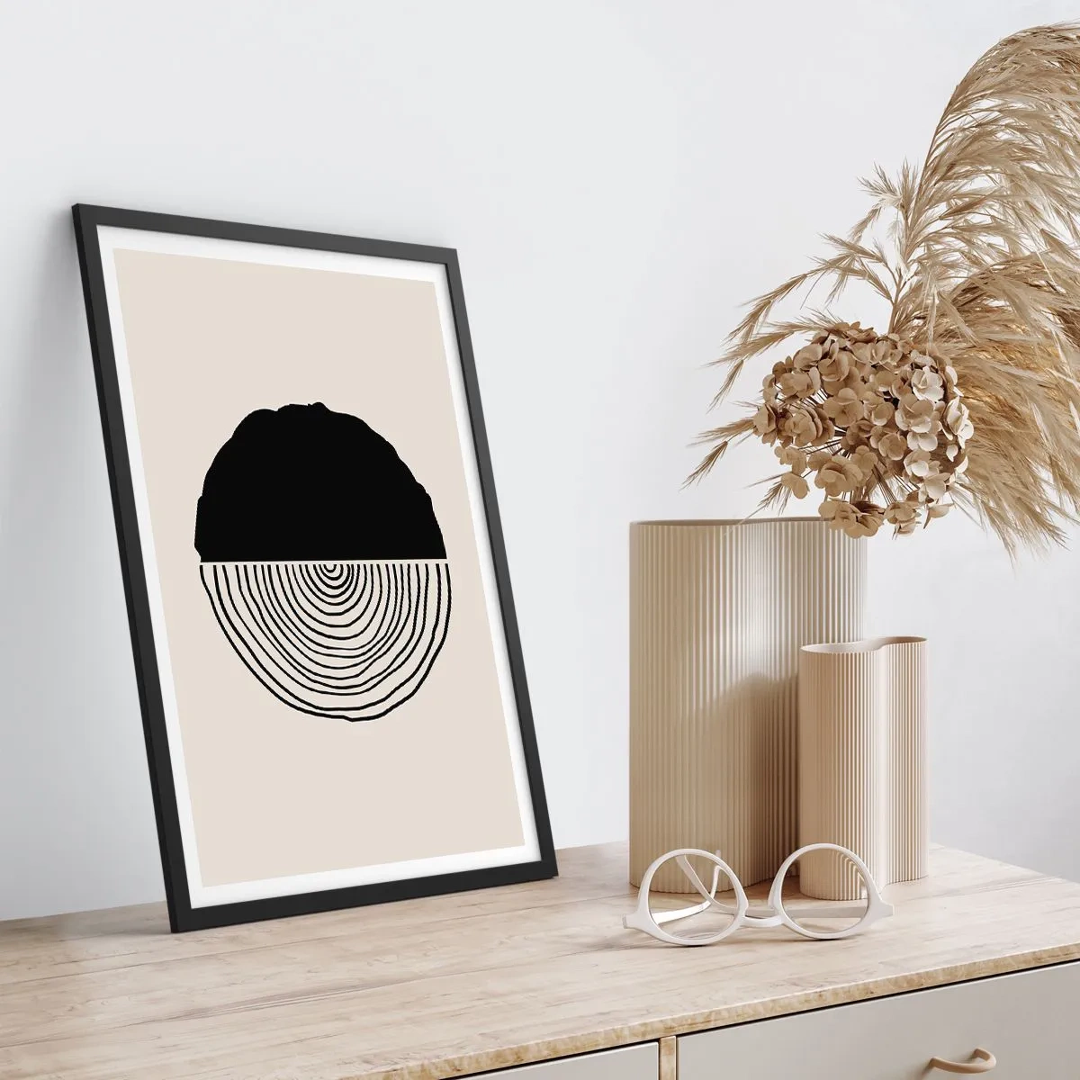 Poszter fehér keretben - Egy minimalista grafika, amely egy fa keresztmetszetét ábrázolja - 50x70cm - Fele fele - Modern fali dekoráció nappalihoz és hálószobához ARTTOR
