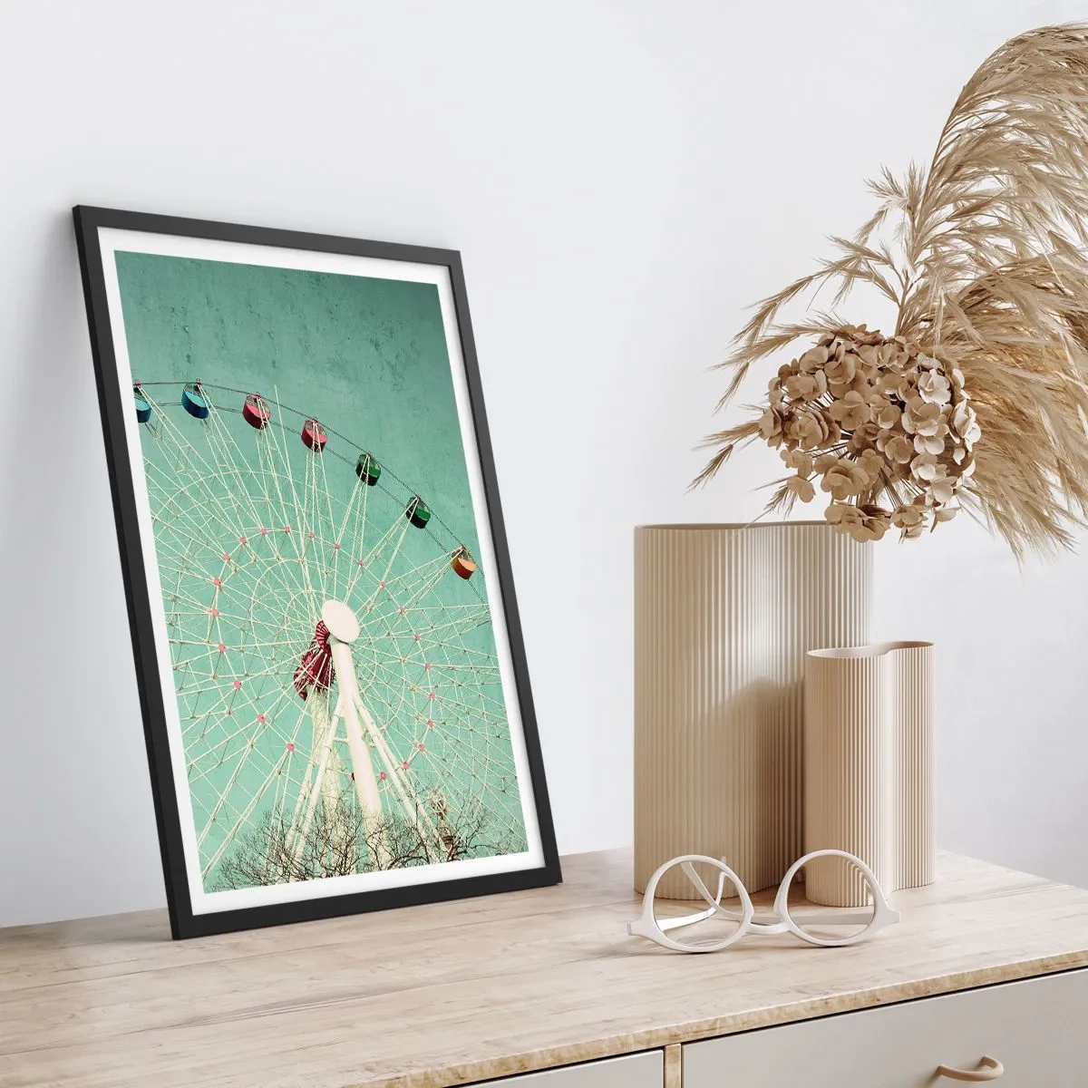 Poszter fehér keretben - Egy retro óriáskerék a menta színű égbolton - 50x70cm - Gyere játszani - Modern fali dekoráció nappalihoz és hálószobához ARTTOR