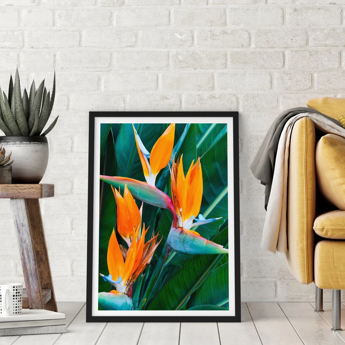 Poszter fehér keretben - Strelitzia virágok zöld levelekkel körülvéve - 50x70cm - Virág vagy madár? - Modern fali dekoráció nappalihoz és hálószobához ARTTOR