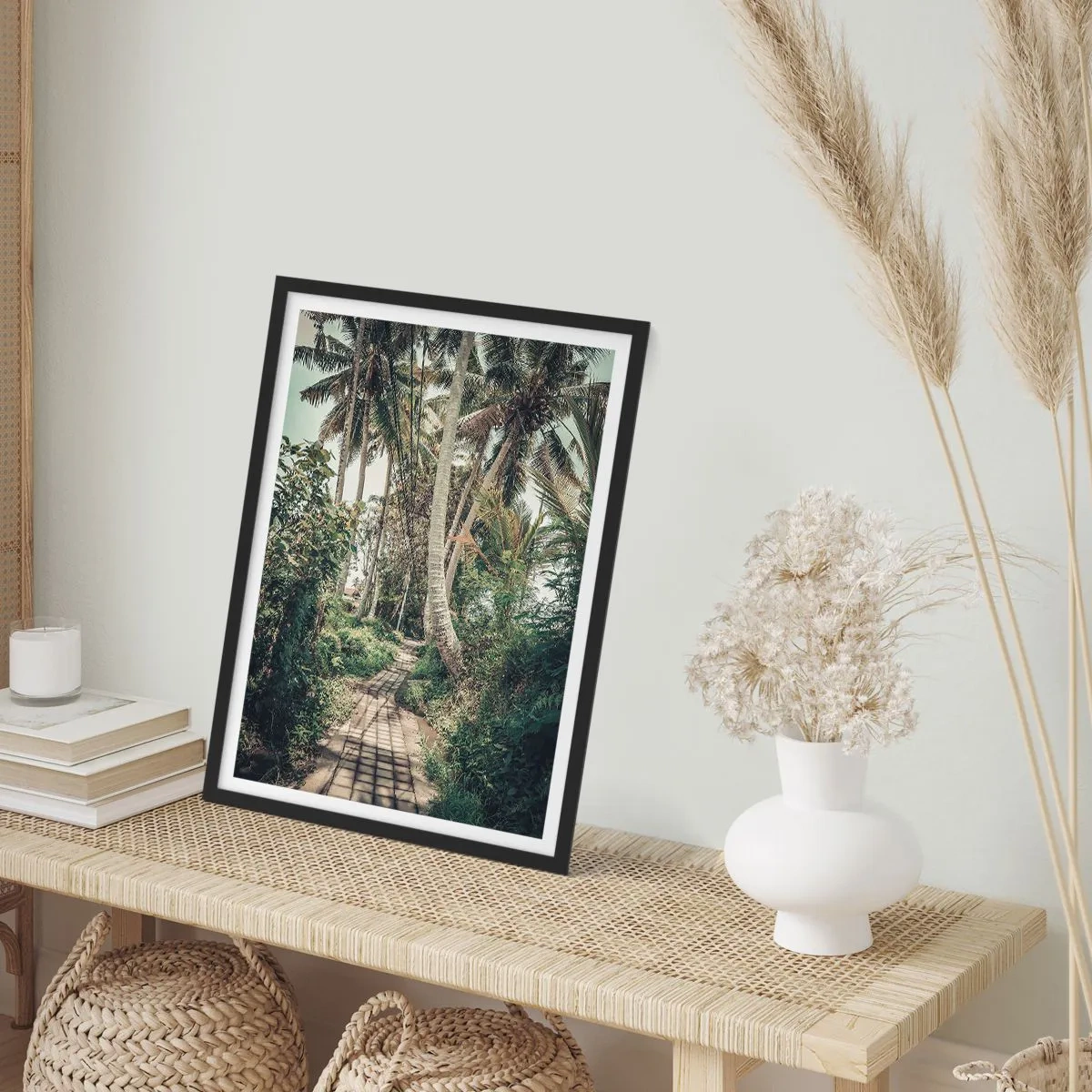 Poszter fehér keretben - Egy egzotikus ösvény pálmafák között egy trópusi tájban - 50x70cm - Pálma sugárút - Modern fali dekoráció nappalihoz és hálószobához ARTTOR