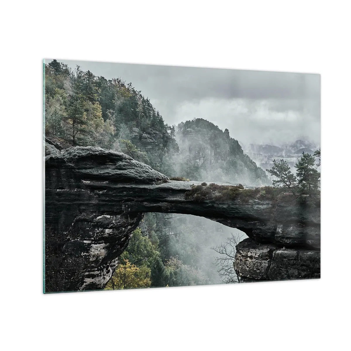 Üveg kép - Egy kőhíd ködös hegyek és erdei táj között - 70x50cm - A kaland hamarosan kezdődik - Modern fali dekoráció nappalihoz és hálószobához ARTTOR