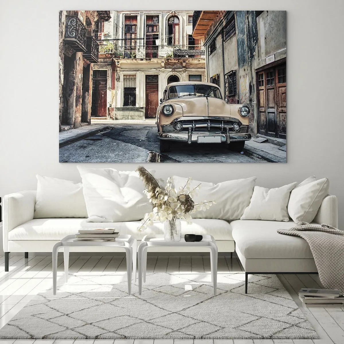 Üveg kép - Retro autó az óváros utcáján - 70x50cm - A szieszta Havannában - Modern fali dekoráció nappalihoz és hálószobához ARTTOR