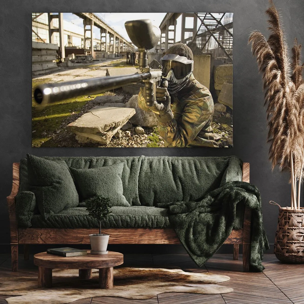 Vászonkép - Egy álcázófelszerelésben lévő paintball-játékos egy jelölővel céloz - 70x50cm - Te is hős lehetsz - Modern fali dekoráció nappalihoz és hálószobához ARTTOR
