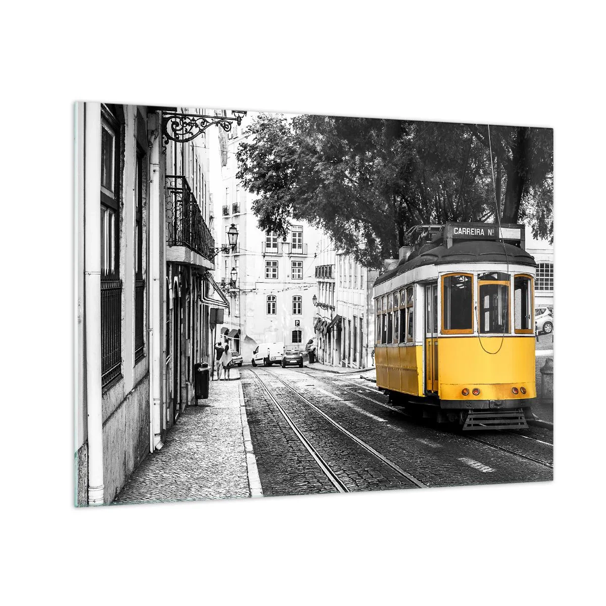 Üveg kép - Egy sárga villamos egy fekete-fehér utca hátterében - 70x50cm - És egy fado a háttérben - Modern fali dekoráció nappalihoz és hálószobához ARTTOR