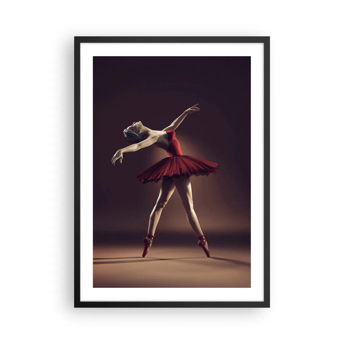 Poszter fehér keretben - Egy piros ruhás balett-táncos a színpadon - 50x70cm - Egy prima balerina - Modern fali dekoráció nappalihoz és hálószobához ARTTOR