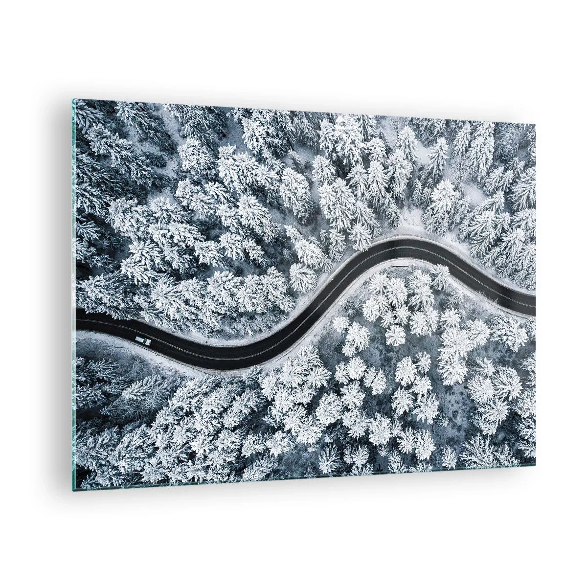 Üveg kép - Egy kanyargós út egy téli erdőn keresztül, drónról nézve - 70x50cm - A téli erdőn - Modern fali dekoráció nappalihoz és hálószobához ARTTOR