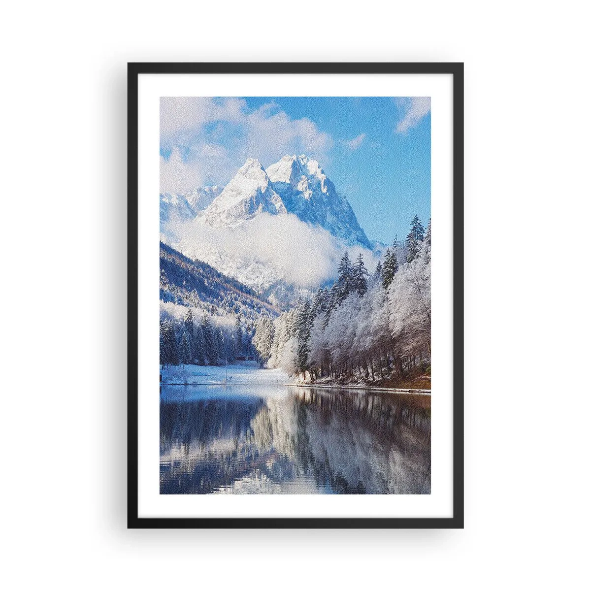 Poszter fehér keretben - Hófödte hegyek tükröződnek egy tóban télen - 50x70cm - Hóőrség - Modern fali dekoráció nappalihoz és hálószobához ARTTOR