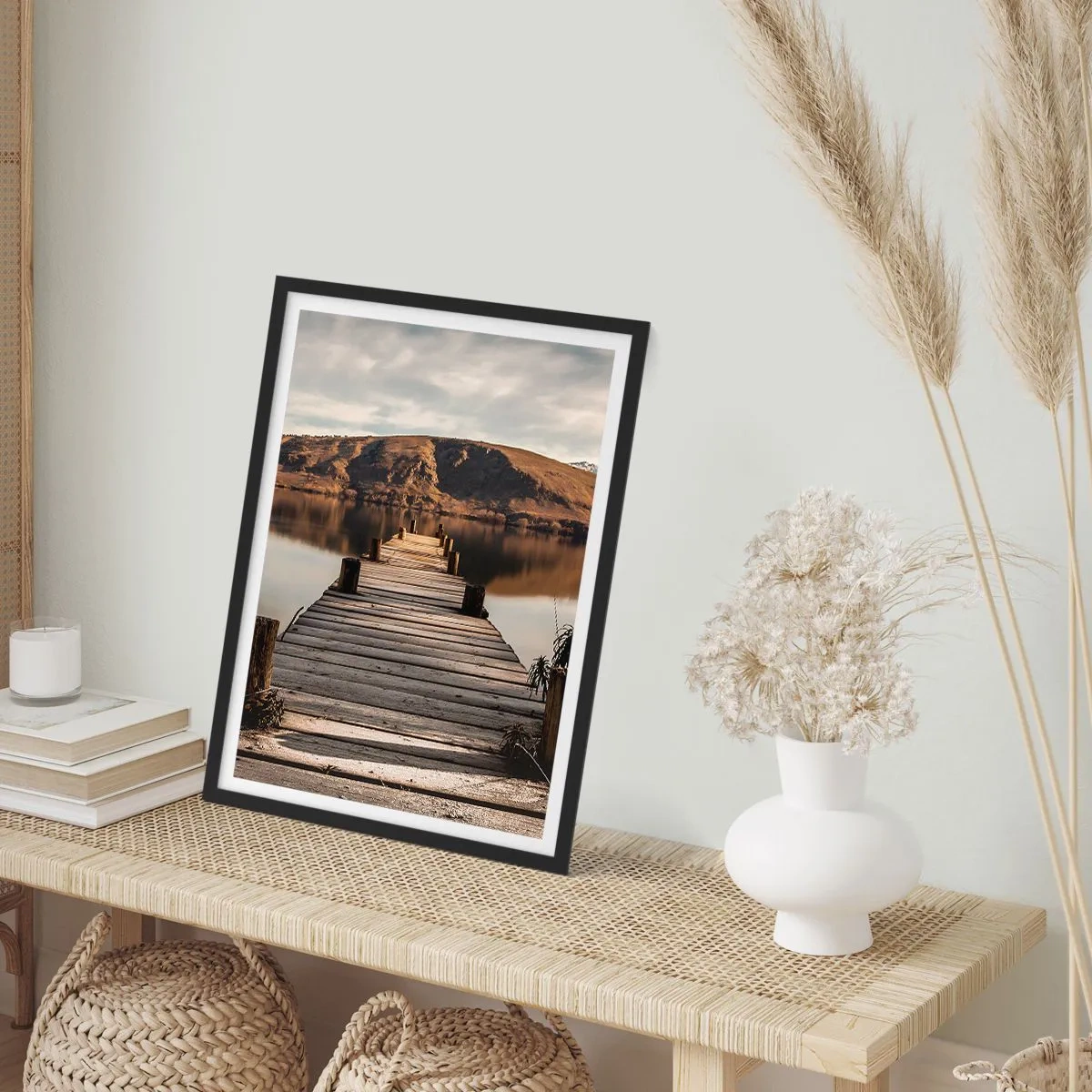 Poszter fehér keretben - Egy fából készült móló vezet egy nyugodt tóhoz, hegyi háttérrel - 50x70cm - Táj a csendben - Modern fali dekoráció nappalihoz és hálószobához ARTTOR