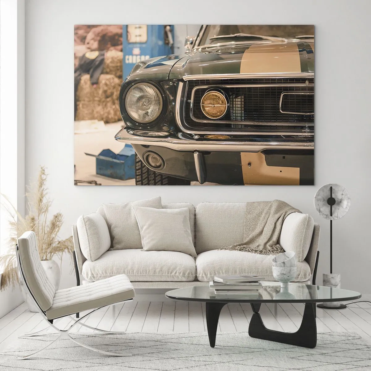 Üveg kép - Egy klasszikus autó, a Mustang közeli képe egy műhelyben - 70x50cm - Találkozás a legendával - Modern fali dekoráció nappalihoz és hálószobához ARTTOR