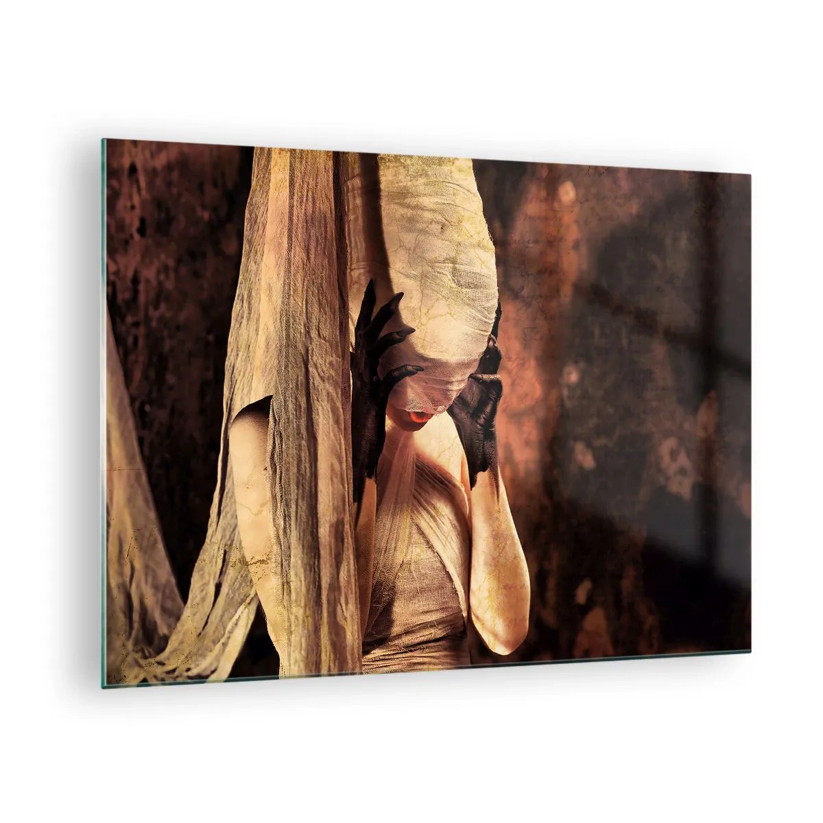 Üveg kép - Egy titokzatos nő, arany szövetekkel körülvéve - 70x50cm - A jó és a rossz között - Modern fali dekoráció nappalihoz és hálószobához ARTTOR