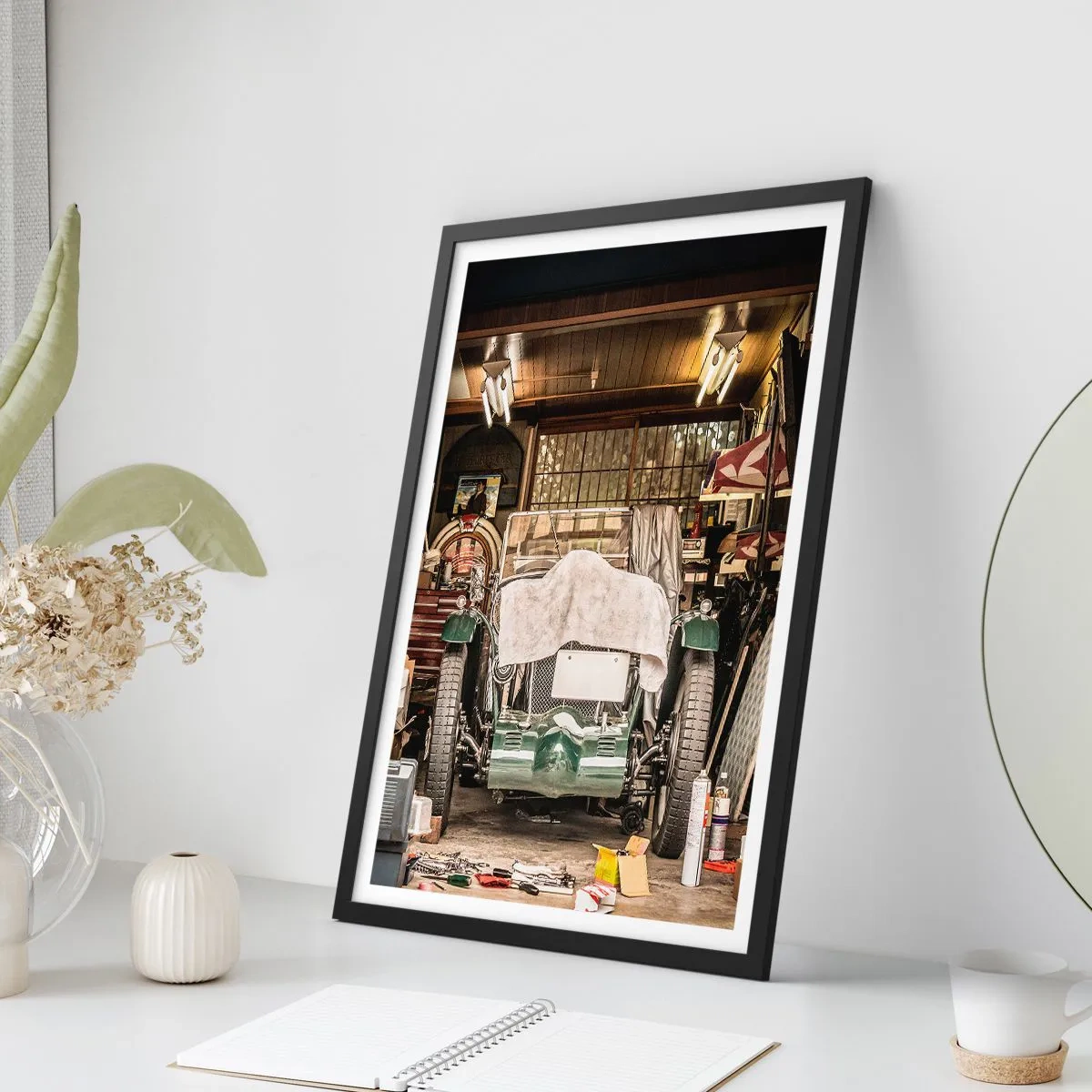 Poszter fehér keretben - Egy veterán autó egy garázsban, szerszámokkal körülvéve - 50x70cm - Vissza a múltba - Modern fali dekoráció nappalihoz és hálószobához ARTTOR