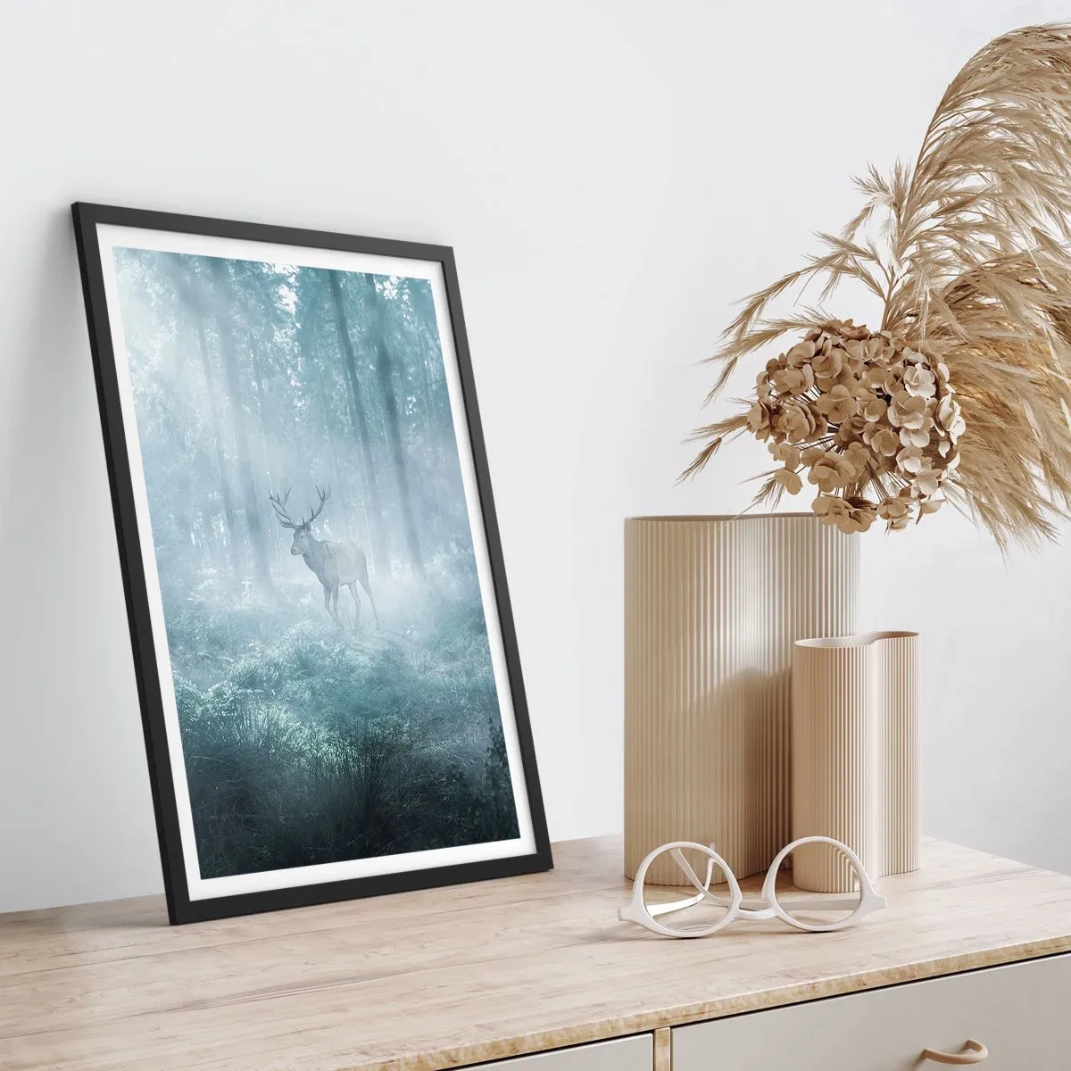 Poszter fehér keretben - Szarvas a reggeli ködben az erdőben - 50x70cm - Reggeli birtokellenőrzés - Modern fali dekoráció nappalihoz és hálószobához ARTTOR