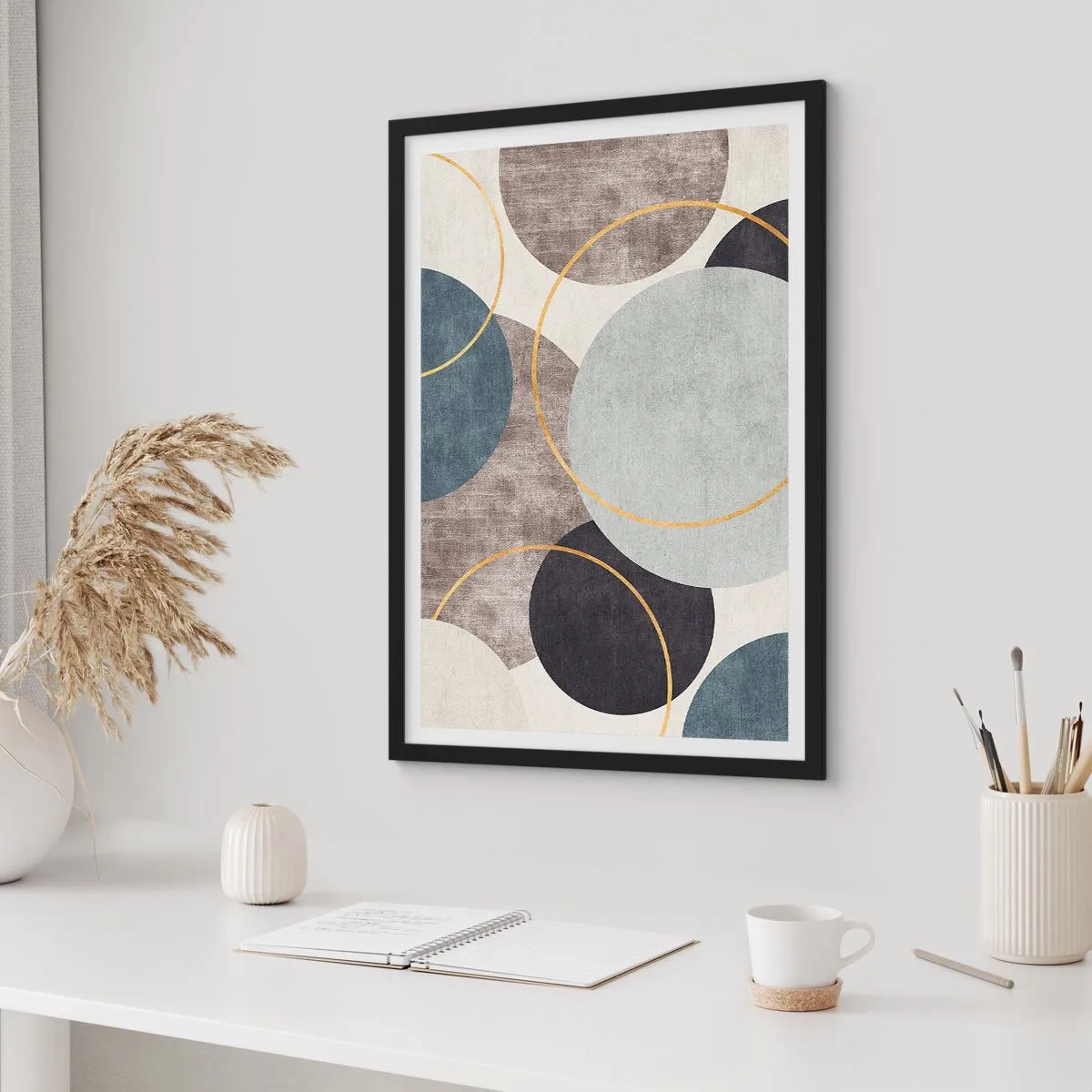 Poszter fehér keretben - Absztrakt geometrikus kompozíció kék árnyalatú körökkel. - 50x70cm - Kerékről kerékre - Modern fali dekoráció nappalihoz és hálószobához ARTTOR