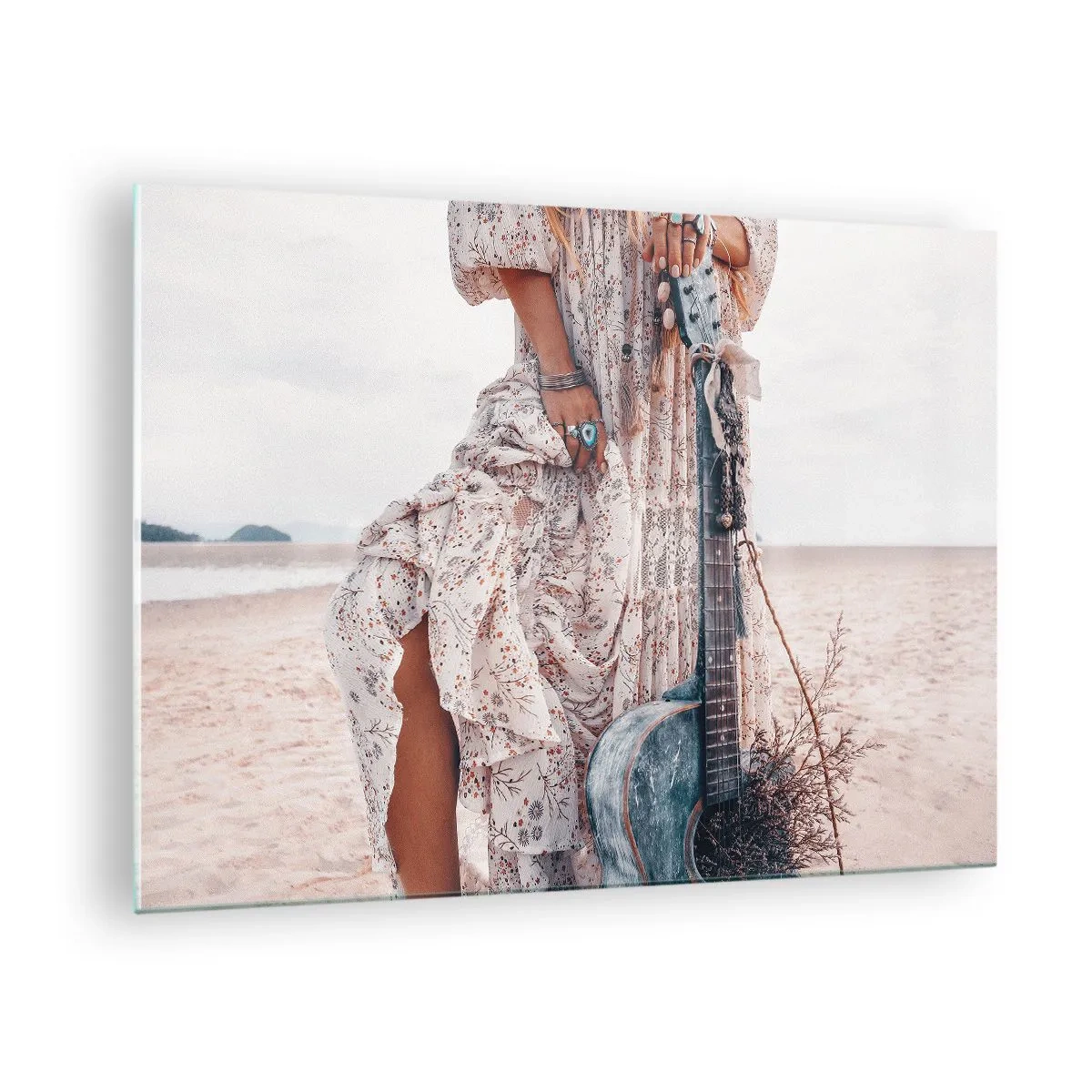 Üveg kép - Bohém stílusú nő gitárral az üres strandon - 70x50cm - Hippik az úton - Modern fali dekoráció nappalihoz és hálószobához ARTTOR