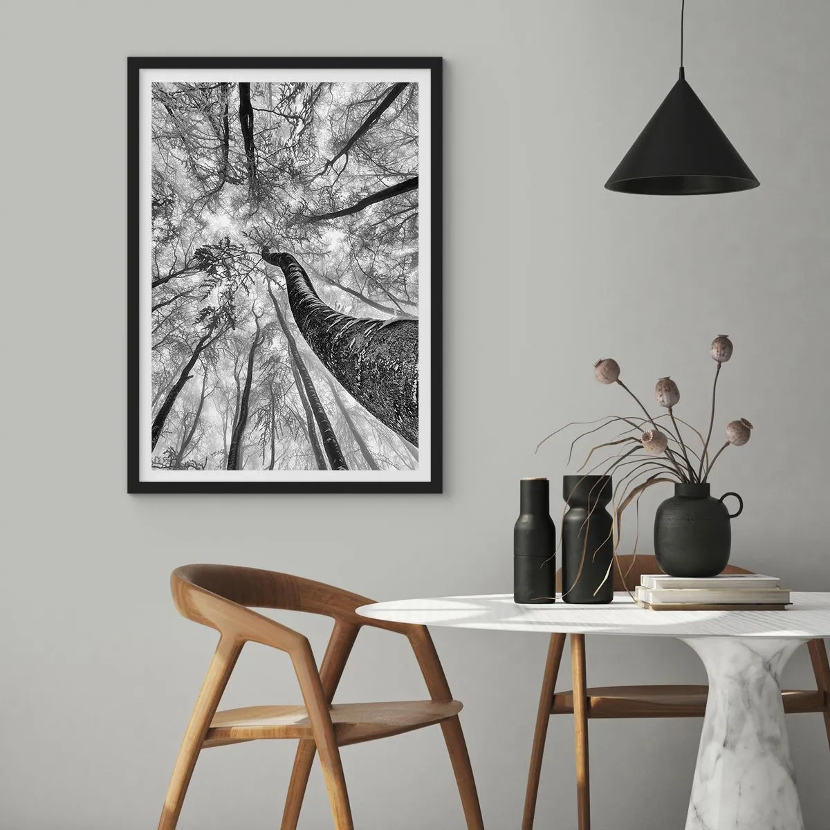 Poszter fehér keretben - A fák perspektívája fekete-fehérben - 50x70cm - Verseny a fény felé - Modern fali dekoráció nappalihoz és hálószobához ARTTOR
