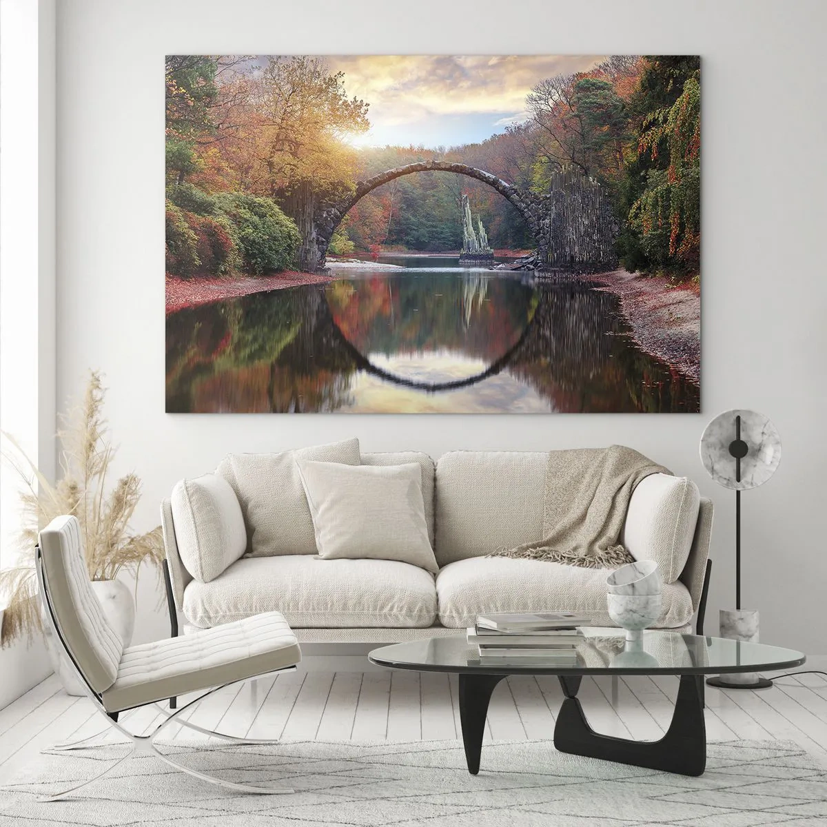 Üveg kép - Egy kőhíd tükröződik egy tóban egy őszi erdő közepén - 70x50cm - A tükör másik oldalán - Modern fali dekoráció nappalihoz és hálószobához ARTTOR