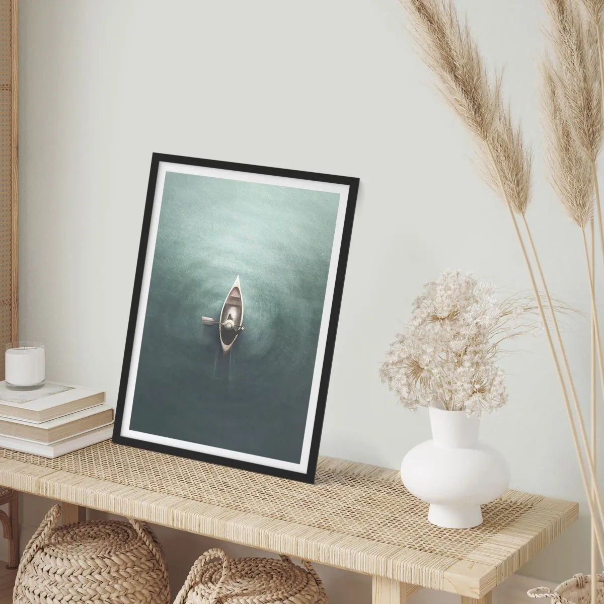 Poszter fehér keretben - Madártávlatból egy nyugodt vízen sodródó hajó - 50x70cm - Egy holdfényes tavon át - Modern fali dekoráció nappalihoz és hálószobához ARTTOR