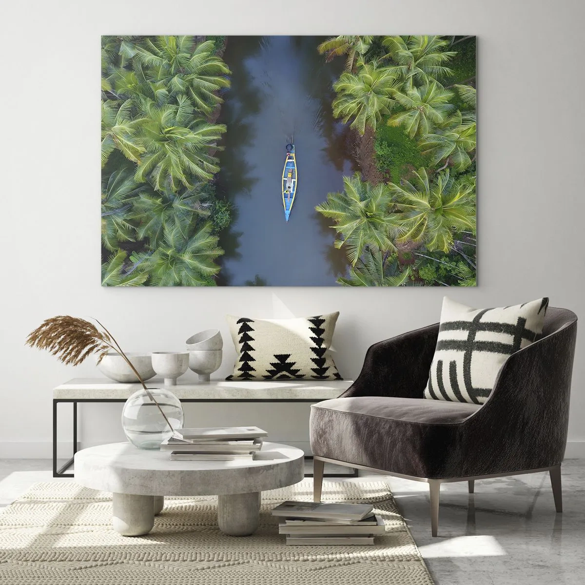 Üveg kép - Madártávlatból egy hajó, amely trópusi pálmafák között vitorlázik egy csatornán - 70x50cm - Egy trópusi ösvényen - Modern fali dekoráció nappalihoz és hálószobához ARTTOR