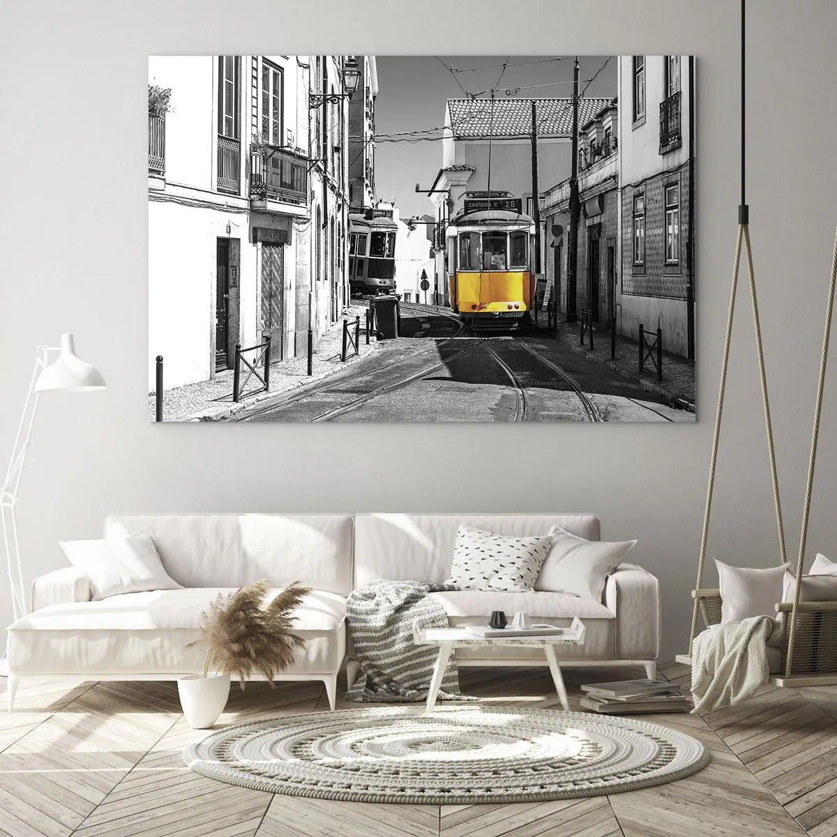 Üveg kép - Egy sárga villamos egy fekete-fehér utcán egy európai városban. - 70x50cm - Lisszabon szelleme - Modern fali dekoráció nappalihoz és hálószobához ARTTOR