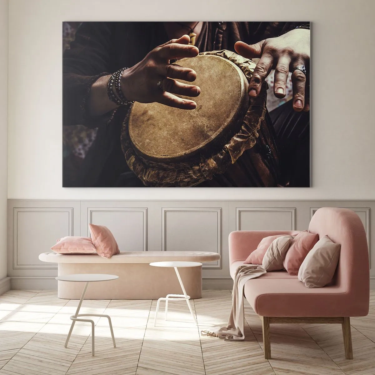 Üveg kép - Közeli kép djembe dobon játszó kezekről meleg fényben. - 70x50cm - A szív ritmusában - Modern fali dekoráció nappalihoz és hálószobához ARTTOR