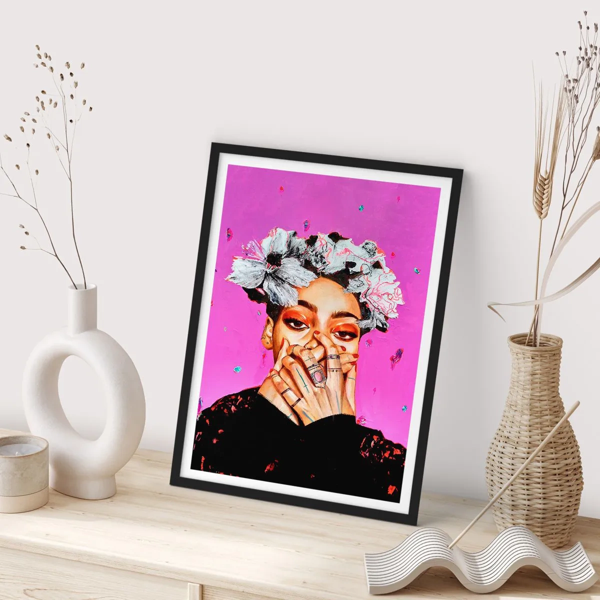 Poszter fehér keretben - Egy kifejező portré egy nőről intenzív rózsaszín háttér előtt. - 50x70cm - Egy kis őrültség - Modern fali dekoráció nappalihoz és hálószobához ARTTOR
