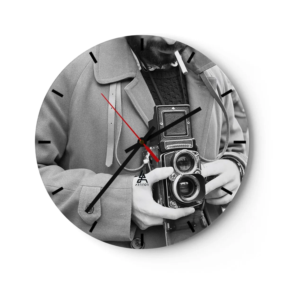 Falióra, Óra - Férfi retro analóg kamerával - 30x30cm - Retro stílusban - Modern fali dekoráció nappalihoz, konyhához és hálószobához ARTTOR