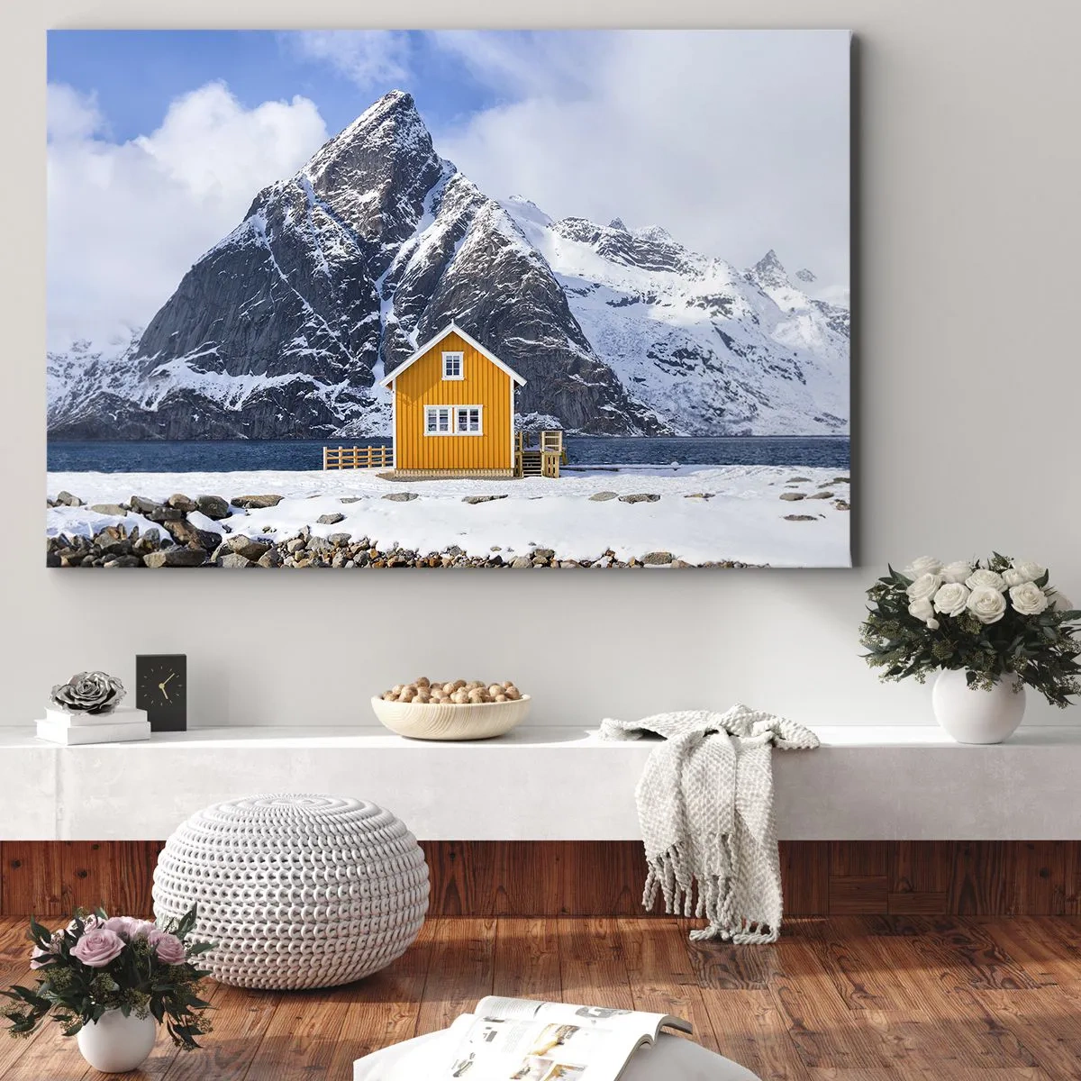 Vászonkép - Egy sárga ház a hófödte hegyek és a tenger hátterében - 70x50cm - Skandináv nyaralás - Modern fali dekoráció nappalihoz és hálószobához ARTTOR