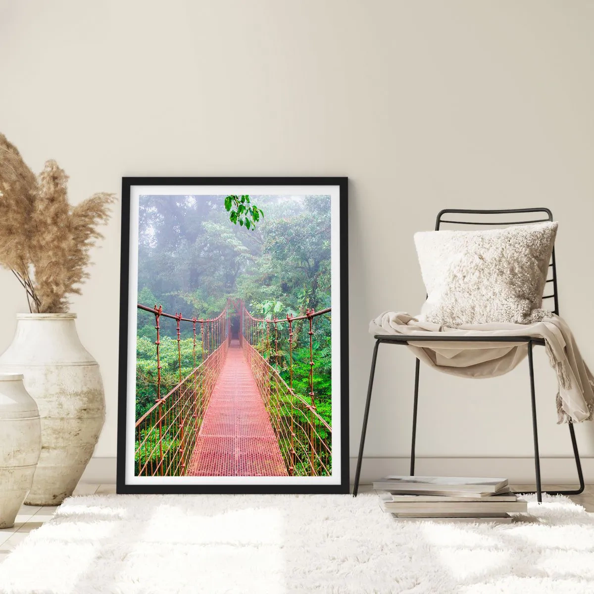 Poszter fehér keretben - Egy függőhíd egy trópusi erdőben, ködbe burkolózik - 50x70cm - A lomkoronák fölé függesztve - Modern fali dekoráció nappalihoz és hálószobához ARTTOR