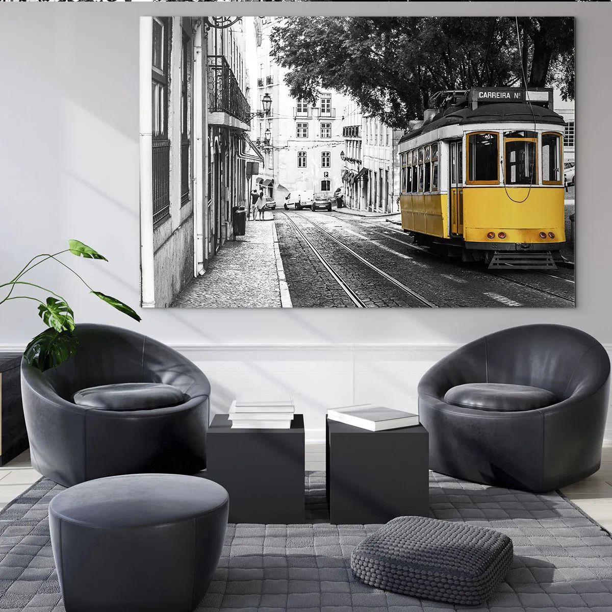 Üveg kép - Egy sárga villamos egy fekete-fehér utca hátterében - 70x50cm - És egy fado a háttérben - Modern fali dekoráció nappalihoz és hálószobához ARTTOR